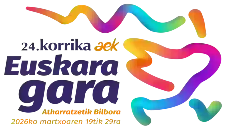 FOTOGRAFÍA. SOPELA (VIZCAYA) LAS VASCONGADAS (ESPAÑA), 25 DE MARZO DE 2026. VOX denuncian ante tribunales la humillación a las víctimas en la Korrika (carrera por el dialecto euskera). Detalle del cartel oficial de la 24ª edición de la Korrika, que comenzó el 19 de marzo en Atharratze (Zuberoa) y finalizó el 29 de marzo en Bilbao. Según dato de la organización, recorrió 2.175 kilómetros y contó con alrededor de 3.436 relevos. Lasvocesdelpueblo (Ñ Pueblo)