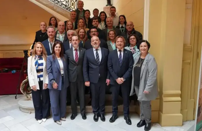 FOTOGRAFÍA. PALMA DE MALLORCA (ISLAS BALEARES) ESPAÑA, 10 DE MARZO DE 2026. VOX deroga la Ley de Memoria Histórica en Islas Baleares. El líder parlamentario de VOX, Jorge Campos Asensi(2 d), preside una histórica foto de familia en el Palacio del Parlamento Autonómico de las Islas Baleares, para celebrar el éxito de su propuesta de derogación de la la ley de Memoria Democrática (Memoria Histórica), este martes 10 de marzo de 2026. Lasvocesdelpueblo (Ñ Pueblo)