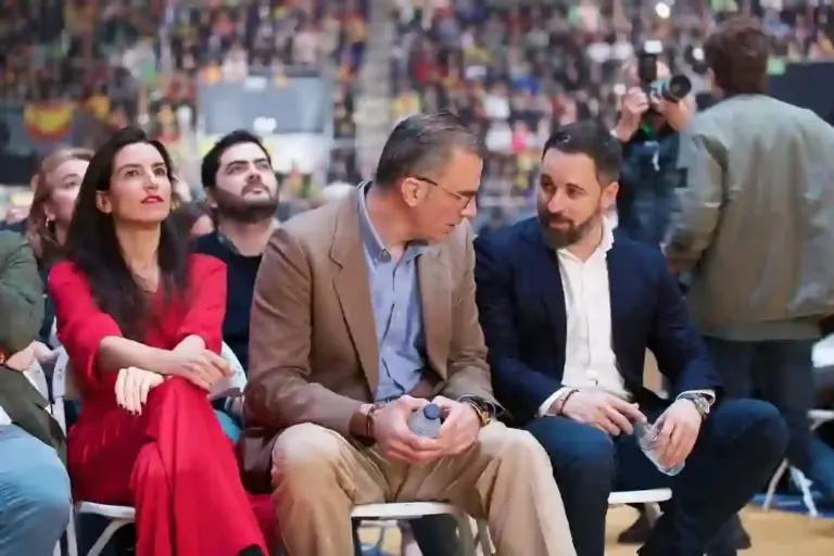 FOTOGRAFÍA. MADRID (COMUNIDAD DE MADRID) ESPAÑA, 08 DE MARZO DE 2020. El presiente de VOX, Santiago Abascal Conde (d); junto al secretario general de VOX, Francisco Javier Ortega Smith-Molina (c); y la presidente del Comité Ejecutivo Provincial (CEP), Rocío Monasterio San Martín (i); participan en el multitudinario acto público de su formación este domingo 8 de marzo, Día Internacional de la mujer Trabajadora, en el Palacio Vistalegre de Madrid. Lasvocesdelpueblo (Ñ Pueblo)