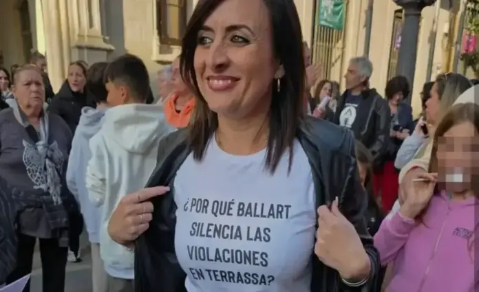 FOTOGRAFÍA. TERRASSA (BARCELONA) CATALUÑA (ESPAÑA), 18 DE MARZO DE 2026. La líder local de VOX en Tarrasa, municipio de la Comarca de Vallés Occidental, provincia de Barcelona, Alicia Tomás Martínez, denuncia el silencio del alcalde del Gobierno municipal de Tarrasa, Jordi Ballart Pastor, ante el incremento de violaciones sexuales de un 8 % en la ciudad. "¿Por qué Jordi Ballart Pastor silencia las violaciones en Terrassa?", dice el mensaje. Lasvocesdelpueblo (Ñ Pueblo)