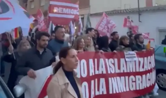 FOTOGRAFÍA. BARRIADA  DE BONAVISTA (CIUDAD DE TARRAGONA) CATALUÑA (ESPAÑA), 18 DE MARZO DE 2026. VOX ha concentrado a cientos de personas en la manifestación contra la islamización y la inmigración masiva, esta tarde y noche en el barrio de Bonavista, en la ciudad de Tarragona. Lasvocesdelpueblo (Ñ Pueblo)