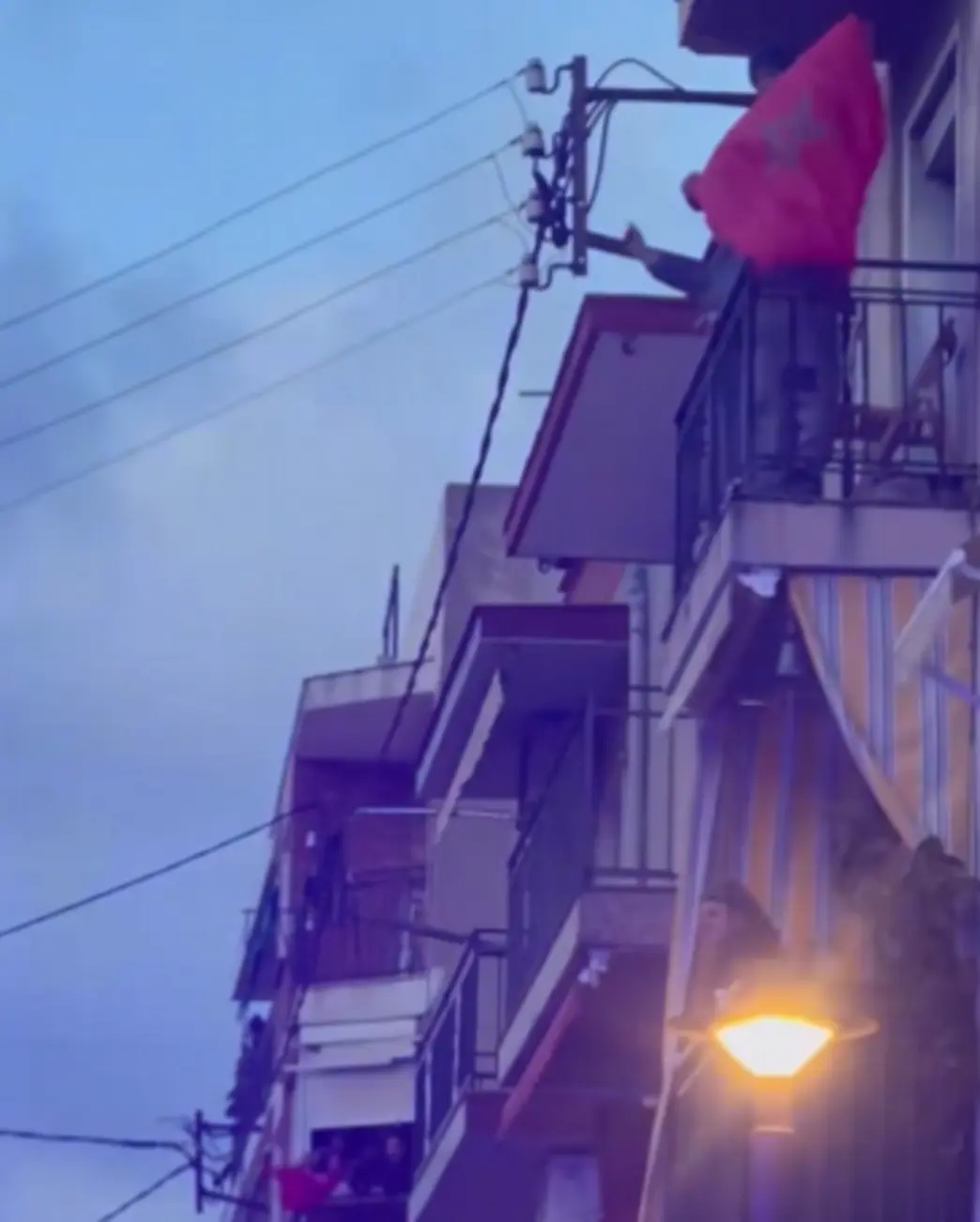 FOTOGRAFÍA. BARRIADA  DE BONAVISTA (CIUDAD DE TARRAGONA) CATALUÑA (ESPAÑA), 18 DE MARZO DE 2026. VOX ha concentrado a cientos de personas en la manifestación contra la islamización y la inmigración masiva, esta tarde y noche en el barrio de Bonavista, en la ciudad de Tarragona. Lasvocesdelpueblo (Ñ Pueblo)