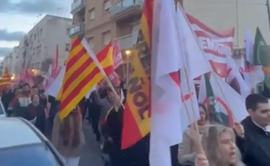 FOTOGRAFÍA. BARRIADA  DE BONAVISTA (CIUDAD DE TARRAGONA) CATALUÑA (ESPAÑA), 18 DE MARZO DE 2026. VOX ha concentrado a cientos de personas en la manifestación contra la islamización y la inmigración masiva, esta tarde y noche en el barrio de Bonavista, en la ciudad de Tarragona. Lasvocesdelpueblo (Ñ Pueblo)