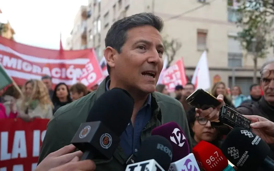 FOTOGRAFÍA. BARRIADA  DE BONAVISTA (CIUDAD DE TARRAGONA) CATALUÑA (ESPAÑA), 18 DE MARZO DE 2026. VOX ha concentrado a cientos de personas en la manifestación contra la islamización y la inmigración masiva, esta tarde y noche en el barrio de Bonavista, en la ciudad de Tarragona. En la imagen, el diputado de VOX por Tarragona al Parlamento de Cataluña y presidente del Comité Ejecutivo Provincial (CEP) de VOX en la provincia de Tarragona, Sergio Macián de Greef. Lasvocesdelpueblo (Ñ Pueblo)
