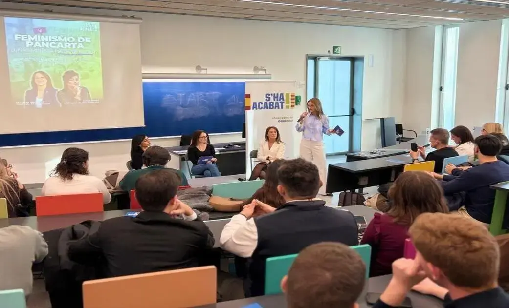 FOTOGRAFÍA. BARCELONA (CATALUÑA) ESPAÑA, 25 DE MARZO DE 2026. La Universidad Pompeu Fabra (UPF) acoge el acto ¿El feminismo del siglo XXI: una amenaza para la mujer? Se trata de una iniciativa de la asociación juvenil S'ha Acabat! (S!) sobre el llamado Feminismo de Pancarta. Lasvocesdelpueblo (Ñ Pueblo)