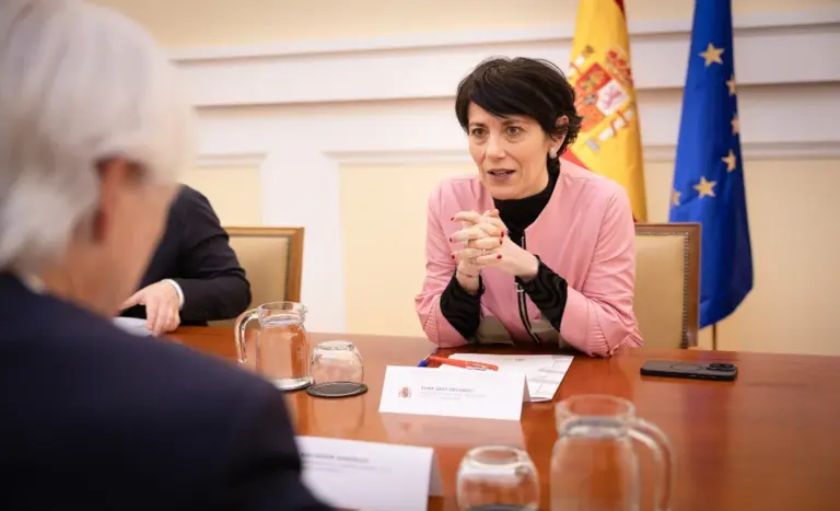FOTOGRAFÍA. MADRID (ESPAÑA), 18 DE MARZO DE 2026. EYA considera injusta la misma profesión de riesgo con distintas jubilaciones. En la imagen, la ministra de Inclusión, Seguridad Social y Migraciones del Gobierno en minoría de España y miembro del Partido Socialista (PSOE), Elma Saiz Delgado (d); se reúne este miércoles con el presidente el Consejo General de la Abogacía Española —órgano representativo, coordinador y ejecutivo superior de los Colegios de la Abogacía de España—, Salvador González Martín (primer plano. "Un encuentro para poner en valor su papel fundamental en los procesos de extranjería como la próxima regularización extraordinaria; un proceso garantista y con plena seguridad jurídica", aseguran fuentes del Ministerio en un comunicado. Lasvocesdelpueblo (Ñ Pueblo)