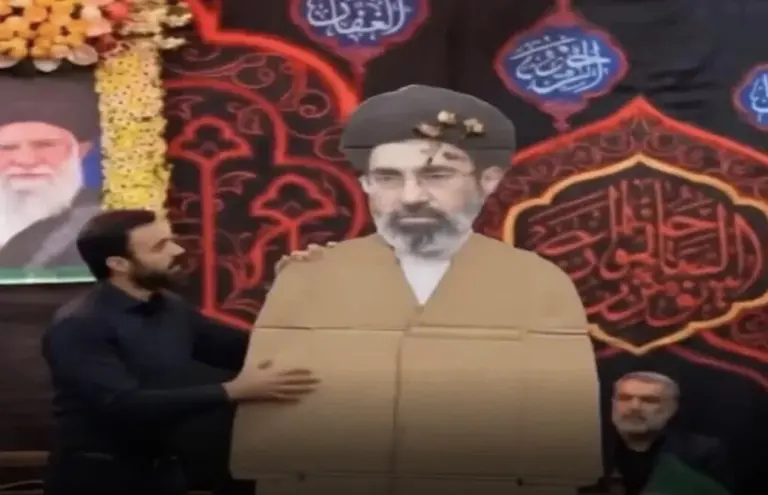 FOTOGRAFÍA. TEHERÁN (PERSIA), 08 DE MARZO DE 2026. Discurso del ayatolá Mojtabá desde un ataúd o la UCI en Irán. El hijo del eliminado Alí Hoseiní Jamenei (Alí Khamenei), Mojtabá Hoseiní Jameneí (Mojtaba Khamenei) -Mashhad, 8 de septiembre de 1969- ha sido nombrado como el líder supremo temporal de Irán, quien la cuenta atrás de su eliminación inició este mismo domingo, 8 de marzo de 2026, de su nombramiento. Mojtabá no ha asistido a su coronación y su paradero queda aún desconocido y no se descarta nada. Lasvocesdelpueblo (Ñ Pueblo)