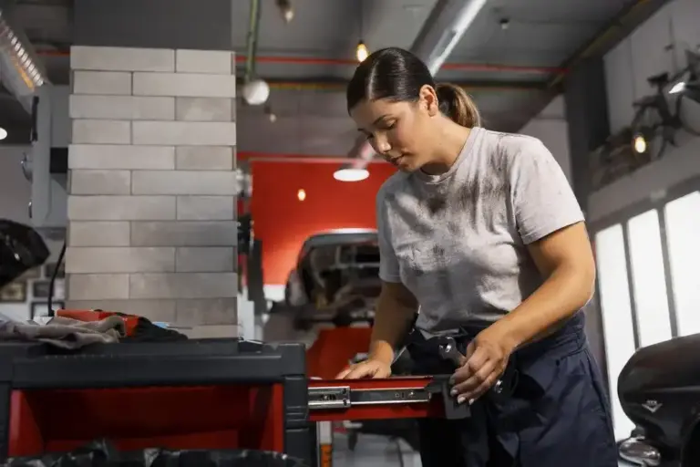 FOTOGRAFÍA. BARCELONA (ESPAÑA), 07 DE MARZO DE 2026. Manifiesto 8M de VOX: Defendemos a la mujer y su libertad para elegir. Detalle de una joven mujer obrera en un taller de automóviles, registrada durante una jornada laboral. Imagen creada por Freepik/Lasvocesdelpueblo (Ñ Pueblo)