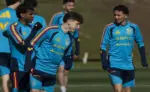 FOTOGRAFÍA. LAS ROZAS (COMUNIDAD DE MADRID) ESPAÑA, 30 DE MARZO DE 2026. La selección española es una de las 4 mejores ante el Mundial 2026. Los jugadores Lamine Yamal, Víctor Muñoz y Yeremy Pino durante el entrenamiento de la selección española en la Ciudad del Fútbol en Las Rozas, Madrid, que ultima su preparación para enfrentarse a la de Egipto en el RCDE Stadium de Cornellá de Llobregat (Barcelona). Efe
