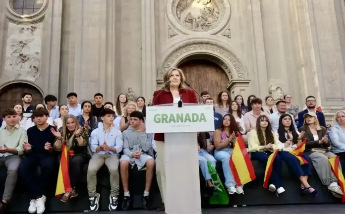 FOTOGRAFÍA. GRANADA (ANDALUCÍA) ESPAÑA, 16 DE ABRIL DE 2026. Beatriz Sánchez Agustino: Llevamos ocho años esperando un cambio que no llega. El presidente de VOX y Patriots of Europe, Santiago Abascal Conde; el candidato de VOX a la Presidencia de la Junta de Andalucía, Manuel Gavira Florentino; la cabeza de lista de VOX por Granada a las elecciones andaluzas, Beatriz Sánchez Agustino (en la imagen); la portavoz del Grupo Parlamentario de VOX en el Congreso de los Diputados, María José Rodríguez de Millán Parro (Pepa Millán); participan en un mitin de precampaña electoral del 17M Elecciones Andalucía, en el que se ha registrado momentos de fuertes tensiones. Grupos de energúmenos socialistas e islamistas pro Hamás han atacado el mitin con extrema violencia y los de VOX se han levantado para expulsarlos por las malas de la plaza ante la pasividad curiosa de una Policía, que reaccionó solo cuando los de VOX se levantaron. La diputada de VOX en el Congreso de los Diputados, María de la Cabeza Ruiz Solás, ha sufrido un ataque con pintura. Lasvocesdelpueblo (Ñ Pueblo)