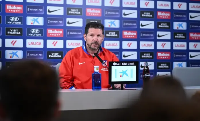 FOTOGRAFÍA. MAJADAHONDA (COMUNIDAD DE MADRID) ESPAÑA, 03 DE ABRIL DE 2026. A Simeone no le molesta que el Atlético sea el juez de la Liga. En la imagen, el entrenador del Atlético de Madrid, Diego Pablo Simeone (Cholo Simeone), en la rueda de prensa de este viernes. Efe