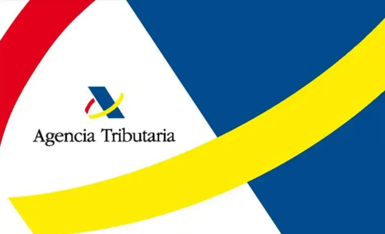 FOTOGRAFÍA. MADRID (ESPAÑA), 08 DE ABRIL DE 2026. AEAT incorpora en el pago con Bizum y tarjeta a Campaña Renta 2025. Detalle de un logotipo de la Agencia Estatal de Administración Tributaria (AEAT). Lasvocesdelpueblo (Ñ Pueblo)