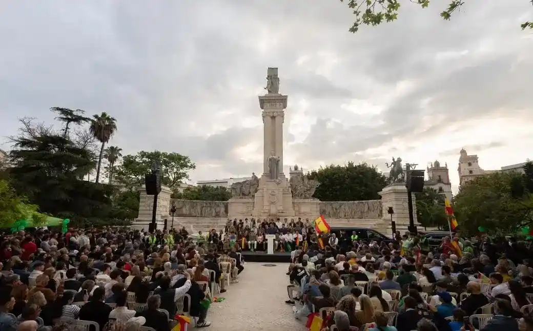 FOTOGRAFÍA. CÁDIZ (ANDALUCÍA) ESPAÑA, 24 DE ABRIL DE 2026. Abascal: Los españoles con Pedro Sánchez padecen un apartheid en su propia patria. Esta tarde VOX ha realizado un acto de precampaña del 17M Elecciones Andalucía en Cádiz, a pesar de las convocatorias de grupos nacionalsocialistas de extrema izquierda, con la presencia del presidente del partido, Santiago Abascal Conde, y los candidatos de la provincia con los que concurrirá a las elecciones al Parlamento de Andalucía, Manuel Gavira Florentino, cabeza de lista por la provincia y candidato a la presidencia de Andalucía, Noelia María Campos, Salvador Pineda, entre otros. Lasvocesdelpueblo (Ñ Pueblo)