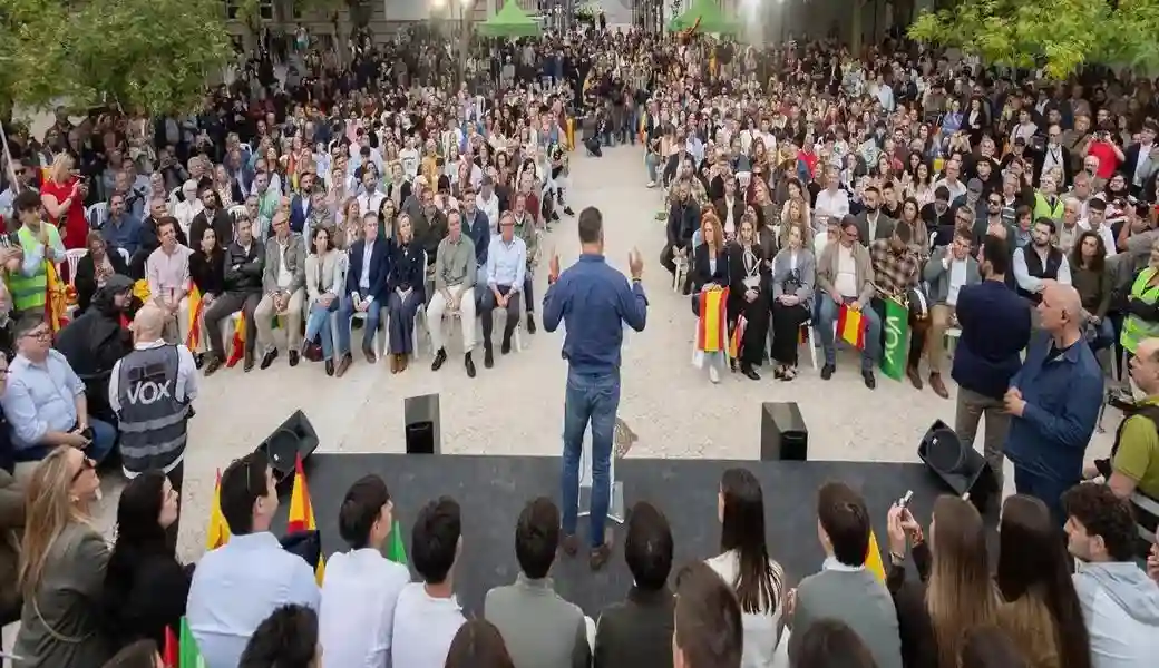 FOTOGRAFÍA. CÁDIZ (ANDALUCÍA) ESPAÑA, 24 DE ABRIL DE 2026. Abascal: Los españoles con Pedro Sánchez padecen un apartheid en su propia patria. Esta tarde VOX ha realizado un acto de precampaña del 17M Elecciones Andalucía en Cádiz, a pesar de las convocatorias de grupos nacionalsocialistas de extrema izquierda, con la presencia del presidente del partido, Santiago Abascal Conde, y los candidatos de la provincia con los que concurrirá a las elecciones al Parlamento de Andalucía, Manuel Gavira Florentino, cabeza de lista por la provincia y candidato a la presidencia de Andalucía, Noelia María Campos, Salvador Pineda, entre otros. Lasvocesdelpueblo (Ñ Pueblo)