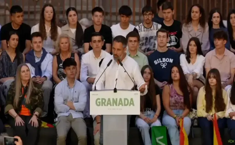 FOTOGRAFÍA. GRANADA (ANDALUCÍA) ESPAÑA, 16 DE ABRIL DE 2026. El presidente de VOX y Patriots of Europe, Santiago Abascal Conde, en la imagen; el candidato de VOX a la Presidencia de la Junta de Andalucía, Manuel Gavira Florentino; la portavoz del Grupo Parlamentario de VOX en el Congreso de los Diputados, María José Rodríguez de Millán Parro (Pepa Millán); participan en un mitin de precampaña electoral del 17M Elecciones Andalucía, en el que se ha registrado momentos de fuertes tensiones. Grupos de energúmenos socialistas e islamistas pro Hamás han atacado el mitin con extrema violencia y los de VOX se han levantado para expulsarlos por las malas de la plaza ante la pasividad curiosa de una Policía, que reaccionó solo cuando los de VOX se levantaron. La diputada de VOX en el Congreso de los Diputados, María de la Cabeza Ruiz Solás, ha sufrido un ataque con pintura. Lasvocesdelpueblo (Ñ Pueblo)