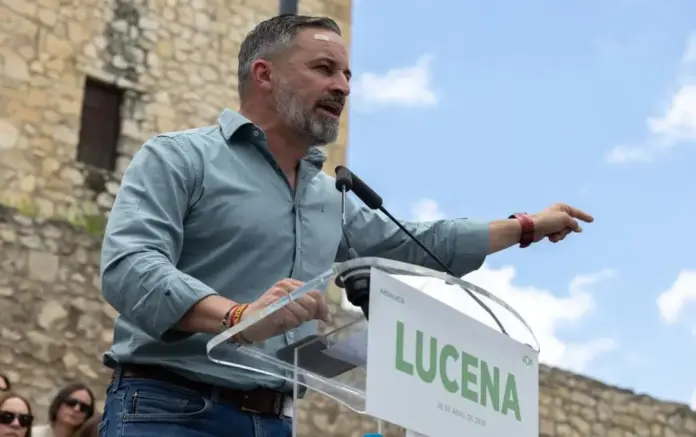 FOTOGRAFÍA. LUCENA (CÓRDOBA) ANDALUCÍA (ESPAÑA), 26 DE ABRIL DE 2026. Abascal: Pedro Sánchez el tipo del pucherazo asqueroso, robó elecciones a sus compañeros socialistas. Esta mañana VOX ha realizado un acto de precampaña en Lucena que ha congregado a más de 1.200 personas y ha contado con la presencia del presidente del partido, Santiago Abascal Conde; el candidato de VOX a la presidencia de la Junta de Andalucía, Manuel Gavira Florentino; y los candidatos de la provincia con los que concurrirá a las elecciones al Parlamento de Andalucía, Paula de los Ángeles Badanelli Berriozábal (Paula Badanelli), Juan José Coca, María Paz López, entre otros. Lasvocesdelpueblo (Ñ Pueblo)