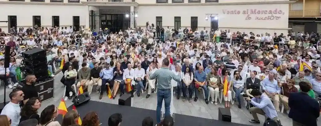 FOTOGRAFÍA. LUCENA (CÓRDOBA) ANDALUCÍA (ESPAÑA), 26 DE ABRIL DE 2026. Abascal: Pedro Sánchez el tipo del pucherazo asqueroso, robó elecciones a sus compañeros socialistas. Esta mañana VOX ha realizado un acto de precampaña en Lucena que ha congregado a más de 1.200 personas y ha contado con la presencia del presidente del partido, Santiago Abascal Conde; el candidato de VOX a la presidencia de la Junta de Andalucía, Manuel Gavira Florentino; y los candidatos de la provincia con los que concurrirá a las elecciones al Parlamento de Andalucía, Paula de los Ángeles Badanelli Berriozábal (Paula Badanelli), Juan José Coca, María Paz López, entre otros. Lasvocesdelpueblo (Ñ Pueblo)