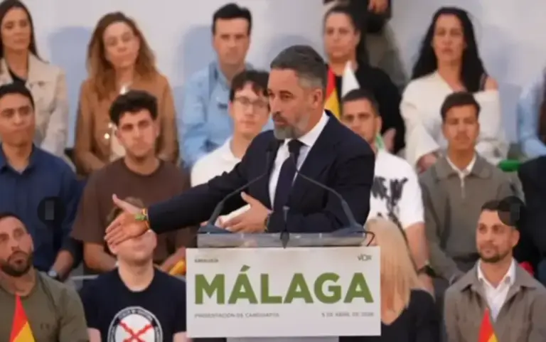 FOTOGRAFÍA. MÁLAGA (ANDALUCÍA) ESPAÑA, 09 DE ABRIL DE 2026. El PP ha robado el cambio en Andalucía con las mismas políticas que el PSOE. Esta tarde VOX ha presentado en Málaga, con la presencia del presidente del partido, Santiago Abascal Conde; y el secretario general, Ignacio Garriga Vaz de Conceiçao; a los cabezas de las candidaturas, liderados por el candidato a la Presidencia, Manuel Gavira Florentino; con los que concurrirá a las elecciones al Parlamento de Andalucía, "la única alternativa posible a la estafa del PP y del PSOE". Lasvocesdelpueblo (Ñ Pueblo)