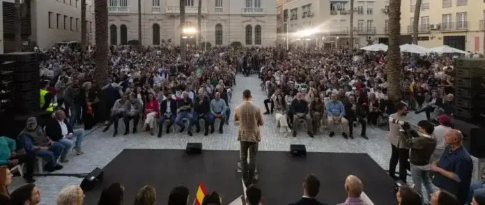 FOTOGRAFÍA. ALMERÍA (ANDALUCÍA) ESPAÑA, 25 DE ABRIL DE 2026. Abascal a Pedro Sánchez en Almería: callate la boca, hay que ser jeta. El presidente de VOX y Patriots of Europe, Santiago Abascal Conde; arropó hoy al candidato de VOX a la Presidencia de la Junta de Andalucía, Manuel Gavira Florentino; y al cabeza de lista por Almería, en un acto en Plaza de la Catedral de Almería, Rodrigo Alonso Fernández; en un acto público dentro de los actos de precampaña electoral de los comicios andaluces del próximo domingo, 17 de mayo de 2026.