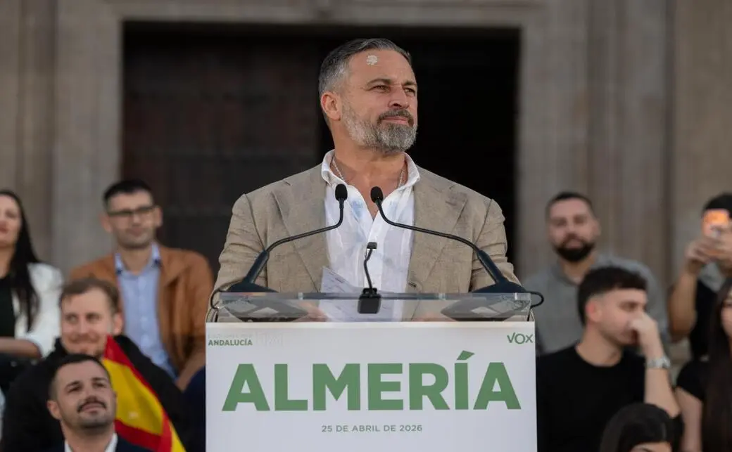 FOTOGRAFÍA. ALMERÍA (ANDALUCÍA) ESPAÑA, 25 DE ABRIL DE 2026. Abascal a Pedro Sánchez en Almería: callate la boca, hay que ser jeta. El presidente de VOX y Patriots of Europe, Santiago Abascal Conde; arropó hoy al candidato de VOX a la Presidencia de la Junta de Andalucía, Manuel Gavira Florentino; y al cabeza de lista por Almería, en un acto en Plaza de la Catedral de Almería, Rodrigo Alonso Fernández; en un acto público dentro de los actos de precampaña electoral de los comicios andaluces del próximo domingo, 17 de mayo de 2026.