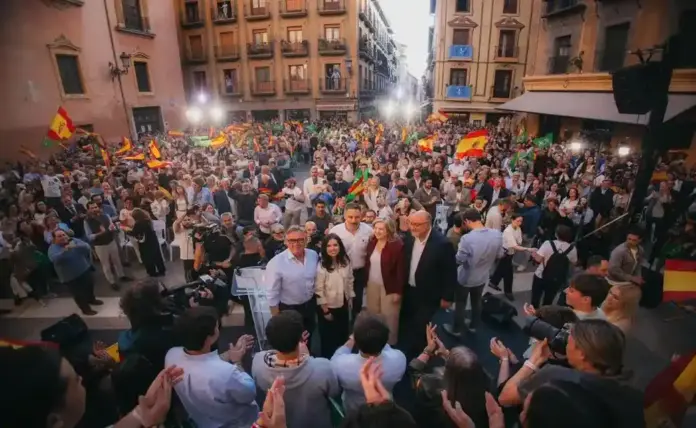 FOTOGRAFÍA. GRANADA (ANDALUCÍA) ESPAÑA, 16 DE ABRIL DE 2026. Abascal anuncia Acuerdo VOX y PP en Extremadura con prioridad nacional en ayudas y vivienda. El presidente de VOX y Patriots of Europe, Santiago Abascal Conde (c); el candidato de VOX a la Presidencia de la Junta de Andalucía, Manuel Gavira Florentino (c); la portavoz del Grupo Parlamentario de VOX en el Congreso de los Diputados, María José Rodríguez de Millán Parro (Pepa Millán) (2 i); participan en un mitin de precampaña electoral del 17M Elecciones Andalucía, en el que se ha registrado momentos de fuertes tensiones. Grupos de energúmenos socialistas e islamistas pro Hamás han atacado el mitin con extrema violencia y los de VOX se han levantado para expulsarlos por las malas de la plaza ante la pasividad curiosa de una Policía, que reaccionó solo cuando los de VOX se levantaron. La diputada de VOX en el Congreso de los Diputados, María de la Cabeza Ruiz Solás, ha sufrido un ataque con pintura. Lasvocesdelpueblo (Ñ Pueblo)