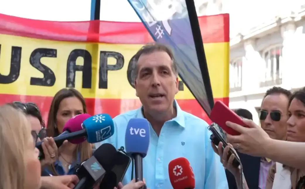 FOTOGRAFÍA. MADRID (ESPAÑA), 18 DE ABRIL DE 2026. El portavoz nacional de VOX en materia de Inmigración, Interior y Seguridad, Samuel Vázquez; y su compañera portavoz Nacional de Familia y Asuntos Locales, además de concejala y portavoz del grupo municipal en el Ayuntamiento de Pozuelo de Alarcón (Madrid), Ainhoa García Flórez; han arropado esta mañana a los profesionales de las Fuerzas y Cuerpos de Seguridad del Estado en una protesta en Madrid por sus derechos sociales: equiparación salarial real y jubilación digna. Lasvocesdelpueblo (Ñ Pueblo)