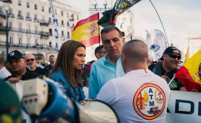 FOTOGRAFÍA. MADRID (ESPAÑA), 18 DE ABRIL DE 2026. El portavoz nacional de VOX en materia de Inmigración, Interior y Seguridad, Samuel Vázquez; y su compañera portavoz Nacional de Familia y Asuntos Locales, además de concejala y portavoz del grupo municipal en el Ayuntamiento de Pozuelo de Alarcón (Madrid), Ainhoa García Flórez; han arropado esta mañana a los profesionales de las Fuerzas y Cuerpos de Seguridad del Estado en una protesta en Madrid por sus derechos sociales: equiparación salarial real y jubilación digna. Lasvocesdelpueblo (Ñ Pueblo)