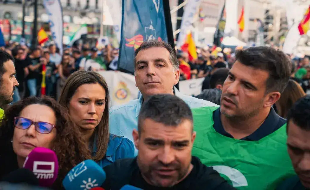 FOTOGRAFÍA. MADRID (ESPAÑA), 18 DE ABRIL DE 2026. El portavoz nacional de VOX en materia de Inmigración, Interior y Seguridad, Samuel Vázquez; y su compañera portavoz Nacional de Familia y Asuntos Locales, además de concejala y portavoz del grupo municipal en el Ayuntamiento de Pozuelo de Alarcón (Madrid), Ainhoa García Flórez; han arropado esta mañana a los profesionales de las Fuerzas y Cuerpos de Seguridad del Estado en una protesta en Madrid por sus derechos sociales: equiparación salarial real y jubilación digna. Lasvocesdelpueblo (Ñ Pueblo)