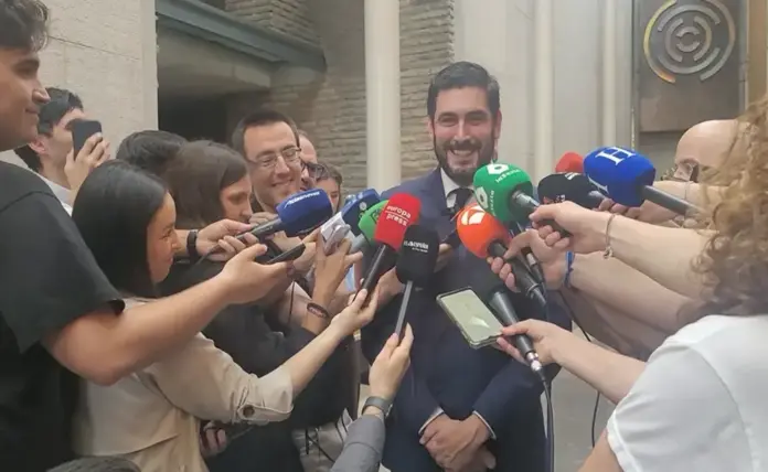 FOTOGRAFÍA. ZARAGOZA (ARAGÓN) ESPAÑA, 22 DE ABRIL DE 2026. Acuerdo VOX-PP en Aragón supone más políticas de VOX al incluir Prioridad Nacional. El portavoz del grupo parlamentario de VOX en las Cortes de Aragón, Alejandro Nolasco Asensi, anunció hoy en rueda de prensa la firma de un Acuerdo VOX-PP para forma el Gobierno de coalición en la Comunidad Autónoma de Aragón. Lasvocesdelpueblo (Ñ Pueblo)