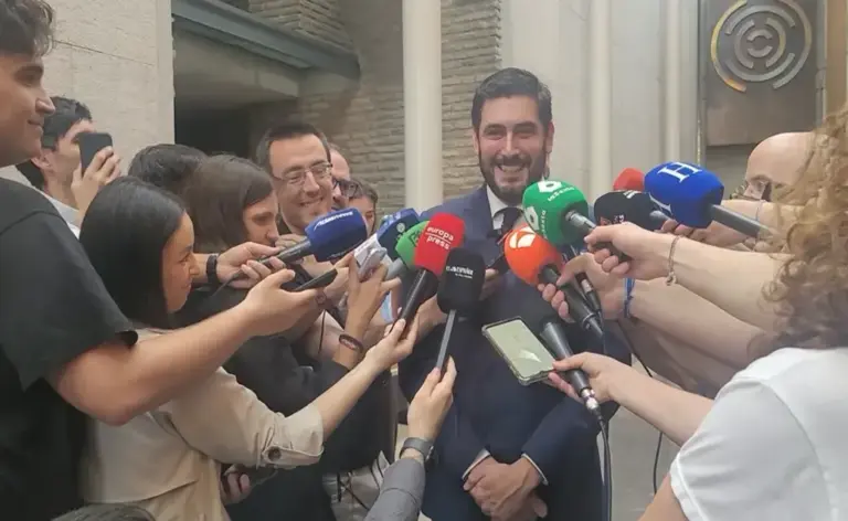 FOTOGRAFÍA. ZARAGOZA (ARAGÓN) ESPAÑA, 22 DE ABRIL DE 2026. Acuerdo VOX-PP en Aragón supone más políticas de VOX al incluir Prioridad Nacional. El portavoz del grupo parlamentario de VOX en las Cortes de Aragón, Alejandro Nolasco Asensi, anunció hoy en rueda de prensa la firma de un Acuerdo VOX-PP para forma el Gobierno de coalición en la Comunidad Autónoma de Aragón. Lasvocesdelpueblo (Ñ Pueblo)