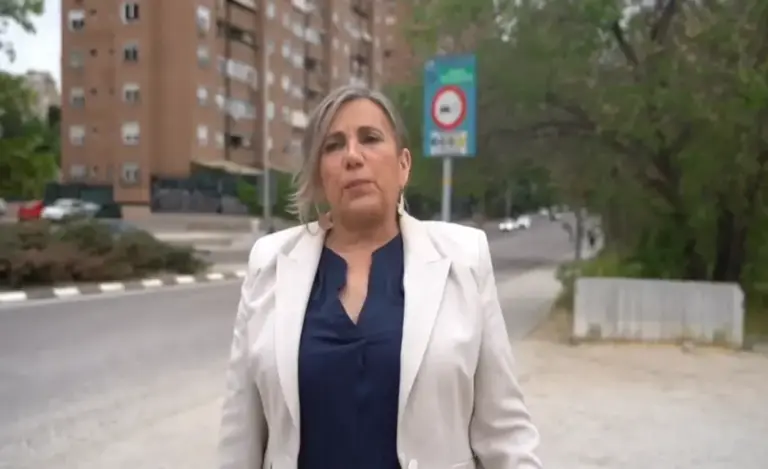 FOTOGRAFÍA. MADRID (ESPAÑA), 21 DE ABRIL DE 2026. Cabello exige al PP devolución de multas por ZBE tras sentencia firme que da razón a VOX. La portavoz de VOX en el Ayuntamiento de Madrid, Arantzazu Purificación Cabello López (Arantxa Cabello), registrad este martes durante una declaración institucional sobre una sentencia firme del Tribunal Supremo que da de nuevo razón a VOX sobre la ilegal Zona de Bajas Emisiones (ZBE). Lasvocesdelpueblo (Ñ Pueblo)