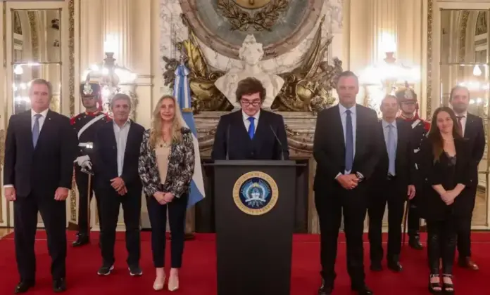 FOTOGRAFÍA. CIUDAD DE BUENOS AIRES (ARGENTINA), 27 DE MARZO DE 2026. Argentina declara al CGRI ayatolá organización terrorista y se alinea al Occidental. El presidente de la República de Argentina, Javier Gerardo Milei, preside una foto de familia de su Ejecutivo patriota este viernes, 27 de marzo de 2026. Lasvocesdelpueblo (Ñ Pueblo)
