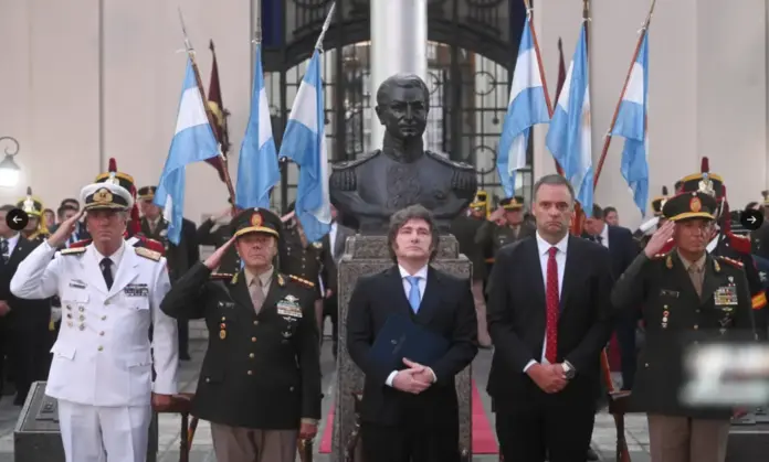 FOTOGRAFÍA. CIUDAD DE BUENOS DE AIRES (REPÚBLICA DE ARGENTINA), 17 DE MARZO DE 2026. Argentina declara Persona Non Grata (PNG) al ayatolá Mohsen Soltani Tehrani y lo expulsa del país en 48 horas. El Presidente de la República de Argentina, Javier Gerardo Milei, encabeza el acto por el 214° aniversario del Regimiento de Granaderos a Caballo "General San Martín" argentino. Estuvieron presentes también la Secretaria general de la Presidencia, Karina Elizabeth Milei (Karina Milei); el Jefe de Gabinete, Manuel Adorni; el Ministro de Defensa, Carlos Alberto Presti (Carlos Presti); el Jefe del Estado Mayor Conjunto de las Fuerzas Armadas, Marcelo Dalle Nogare; el Jefe del Estado Mayor General del Ejército, Oscar Santiago Zarich; y el Jefe del Regimiento de Granaderos, Cristian Castellanos, entre otros. Lasvocesdelpueblo (Ñ Pueblo)