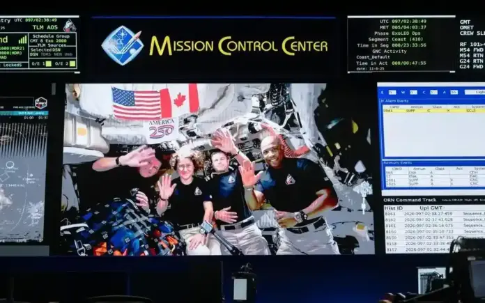 FOTOGRAFÍA. ESPACIO (MÁS ALLÁ DE LA ATMÓSFERA TERRESTRE), 06 DE ABRIL DE 2026. Artemis II preparaban para su amerizaje a 61.326 millas de la Tierra. La tripulación de Artemis II —el astronauta de la CSA (Agencia Espacial Canadiense) Jeremy Hansen (extremo izquierdo) y los astronautas de la NASA Christina Koch (centro izquierda), Reid Wiseman (centro derecha) y Victor Glover (derecha)— se detiene para saludar tras una conversación en directo con el presidente Donald J. Trump después de su histórico sobrevuelo lunar durante el sexto día de vuelo. La imagen se proyecta en las pantallas de la sala de control de vuelo White del Centro de Control de Misiones de la NASA en el Centro Espacial Johnson de Houston. NASA/Lasvocesdelpueblo (Ñ Pueblo)