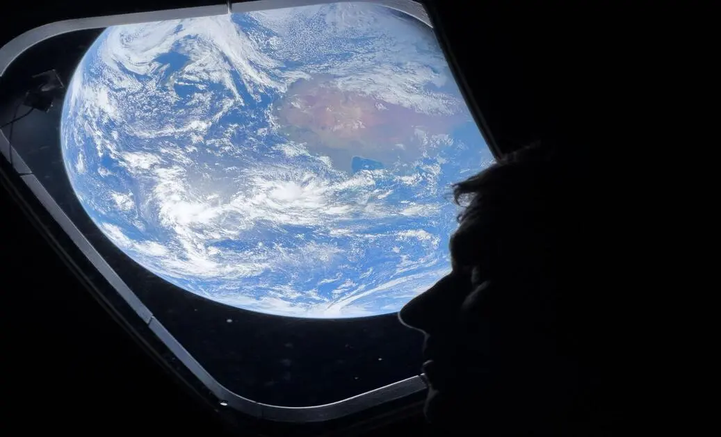 FOTOGRAFÍA. ESPACIO (MÁS ALLÁ DE LA ATMÓSFERA TERRESTRE), 02 DE ABRIL DE 2026. El astronauta de la NASA y comandante de Artemis II, Reid Wiseman, mira por una de las ventanas de la cabina principal de la nave espacial Orion, observando la Tierra, mientras la tripulación viaja hacia la Luna. Los miembros de la tribulación Artemis II son Jeremy Hansen, especialista de misión; Victor Glover, piloto; Reid Wiseman, comandante; y Christina Hammock Koch, especialista de misión. El Sistema de Lanzamiento Espacial (SLS) se lanzó con la tripulación de Artemis II a bordo de la nave espacial Orion el 1 de abril de 2026, desde el Centro Espacial Kennedy de la NASA en Merritt Island, Estado de Florida, en la costa este de los Estados Unidos de América, cerca de Cabo Cañaveral y la ciudad de Titusville (Florida). NASA/Lasvocesdelpueblo (Ñ Pueblo) Ingalls/Lasvocesdelpueblo (Ñ Pueblo)