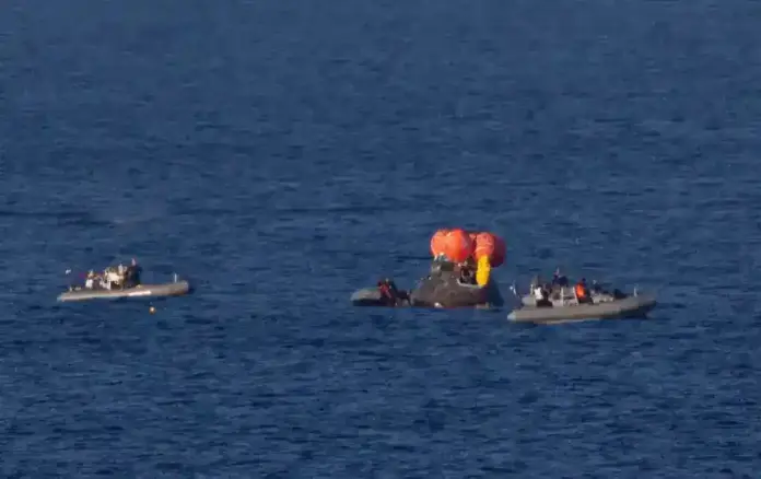 FOTOGRAFÍA. SAN DIEGO (CALIFORNIA) ESTADOS UNIDOS DE AMÉRICA, EEUU, 10 DE ABRIL DE 2026. Artemis II sienta bases de primeras misiones tripuladas a Marte. La nave espacial Orion de la NASA es vista mientras los equipos de recuperación trabajan para asegurar la nave espacial antes de transferir a los miembros de la tripulación de Artemis II, los astronautas de la NASA Reid Wiseman, comandante; Victor Glover, piloto; Christina Koch, especialista de misión; y el astronauta de la CSA (Agencia Espacial Canadiense) Jeremy Hansen, especialista de misión, al USS John P. Murtha en el Océano Pacífico frente a la costa de California, el viernes 10 de abril de 2026. La misión Artemis II de la NASA llevó a Wiseman, Glover, Koch y Hansen en un viaje de casi 10 días alrededor de la Luna y de regreso a la Tierra. Después de un amerizaje a las 5:07 p. PDT (8:07 p. EDT), los equipos de la NASA, la Armada de los EE. UU. y la Fuerza Aérea de los EE. UU. están trabajando para llevar a los miembros de la tripulación y la nave espacial Orion a bordo del USS John P. Murtha. NASA/Lasvocesdelpueblo (Ñ Pueblo)