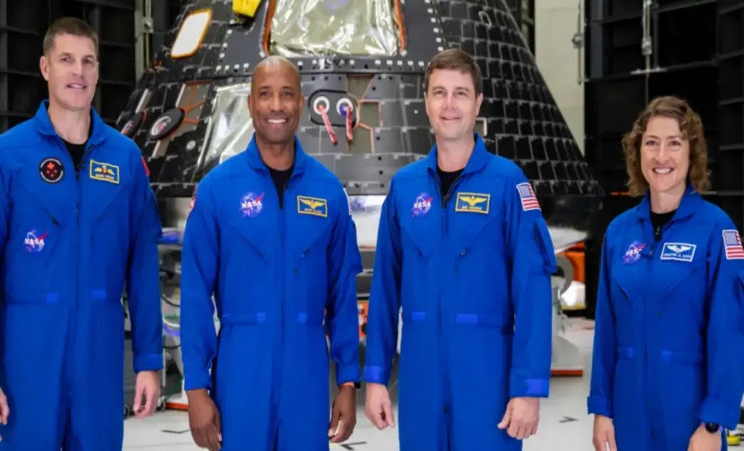 FOTOGRAFÍA. MERRITT ISLAND (ESTADO DE FLORIDA) ESTADOS UNIDOS DE AMÉRICA, 08 DE AGOSTO DE 2023. Astronautas de Artemis II están en vuelo por el primer sobrevuelo lunar en 50 años. La tripulación de Artemis II aparece en la fotografía tomada el 8 de agosto de 2023 dentro del Edificio de Operaciones y Verificación Neil Armstrong del Centro Espacial Kennedy de la NASA en Merritt Island, Estado de Florida, en la costa este de los Estados Unidos de América, cerca de Cabo Cañaveral y la ciudad de Titusville (Florida), frente a su módulo tripulado Orion. De izquierda a derecha: Jeremy Hansen, especialista de misión; Victor Glover, piloto; Reid Wiseman, comandante; y Christina Hammock Koch, especialista de misión. NASA/