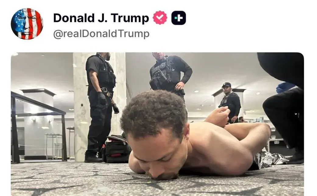 FOTOGRAFÍA. WASHINGTON (ESTADOS UNIDOS DE AMÉRICA), 25 DE ABRIL DE 2026. En la imagen, el autor del atentado contra el presidente de Estados Unidos de América, Donald John Trump, Cole Thomas Allen, un maestro de 31 años de California, arrestado por agentes del Servicio Secreto este sábado hora Washington y domingo hora Madrid (España), luego de que se reportaran disparos durante la cena anual de la Asociación de Corresponsales de la Casa Blanca (WHCA) en Washington (Estados Unidos de América) con presencia de Trump, el vicepresidente de EEUU, James david Vance; y varios miembros del Gobierno; la asistente personal de Trump y secretaria de prensa de la Casa Blanca Karoline Claire Leavitt; y personal de la Casa Blanca. Lasvocesdelpueblo (Ñ Pueblo)