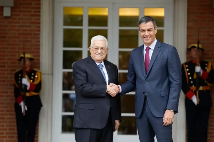 FOTOGRAFÍA. MADRID (REINO DE ESPAÑA, 19 DE SEPTIEMBRE DE 2024. Autoridad Palestina paga y otorga beneficios a terroristas palestinos y sus familias. El presidente de la Autoridad Palestina de Cisjordania y la Franja de Gaza, Mahmud Ridha Abás (kunya Abu Mazen) (izd.), ha reclamado este jueves la convocatoria en Madrid (Reino de España) de una nueva Conferencia de Paz sobre Oriente Medio después de la que se celebró en 1991, una petición ante la que el presidente del Gobierno, Pedro Sánchez Pérez-Castejón (dcha.), ha dicho que sería un orgullo organizarla. Abás ha hecho esta petición en la declaración que ha realizado junto a Sánchez tras la reunión que ambos han mantenido en el Palacio de la Moncloa durante la primera visita a España del dirigente palestino desde el reconocimiento de Palestina como "Estado" por parte del Gobierno de Pedro Sánchez Pérez-Castejón. Efe