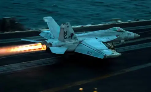 FOTOGRAFÍA. AGUAS DEL GOLFO PÉRSICO, 05 DE ABRIL DE 2026. Centcom: Los militares del F-15E fueron rescatados sanos y salvos en Irán. Detalle de un despegue de un avión de combate de los Estados Unidos de América (EEUU) desde uno de los portaaviones de la flota más poderosa del mundo que está operando en estos momentos, desde el pasado 28 de febrero de 2026, en el Oriente Medio en la campaña militar de Washington y Jerusalén contra el programa nuclear, la industria de misiles balísticos y drones kamikazes del régimen terrorista de los ayatolás en la Persia invadida por la alianza islamismo-comunismo, bautizada Operación Furia Épica (Operation Epic Fury)-Operación León Rugiente (Operation Roaring Lion).