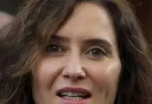 FOTOGRAFÍA. MADRID (ESPAÑA), AÑO 2023. Ayuso e izquierda contra prioridad nacional de VOX en la Sanidad. La presidente del socialismo WOKE azul migracioncita Partido Popular (PP) de la Comunidad de Madrid y jefa del Ejecutiva de mayoría absoluta globalista regional madrileño, Isabel La Mala (Isabel Natividad Díaz Ayuso), atiende la prensa sobre la actualidad política madrileña. Efe 