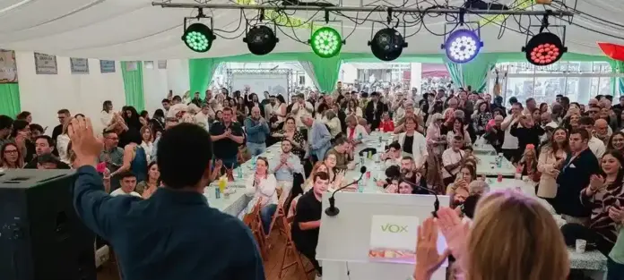 FOTOGRAFÍA. BARCELONA (ESPAÑA), 25 DE MARZO DE 2026. La Caseta VOX en Feria de Abril de Cataluña exige prioridad nacional: primero los de casa. El secretario general de VOX, Ignacio Garriga Vaz de Conceiçao, participa en el acto en la Feria de Abril de Cataluña, bajo el lema "Primero los de casa". VOX cumple lo prometido en campaña electoral y lo aplica cuando llega a las instituciones y a los gobiernos, afirmó Garriga. Lasvocesdelpueblo (Ñ Pueblo)