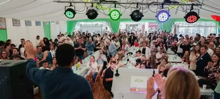 FOTOGRAFÍA. BARCELONA (ESPAÑA), 25 DE MARZO DE 2026. La Caseta VOX en Feria de Abril de Cataluña exige prioridad nacional: primero los de casa. El secretario general de VOX, Ignacio Garriga Vaz de Conceiçao, participa en el acto en la Feria de Abril de Cataluña, bajo el lema "Primero los de casa". VOX cumple lo prometido en campaña electoral y lo aplica cuando llega a las instituciones y a los gobiernos, afirmó Garriga. Lasvocesdelpueblo (Ñ Pueblo)