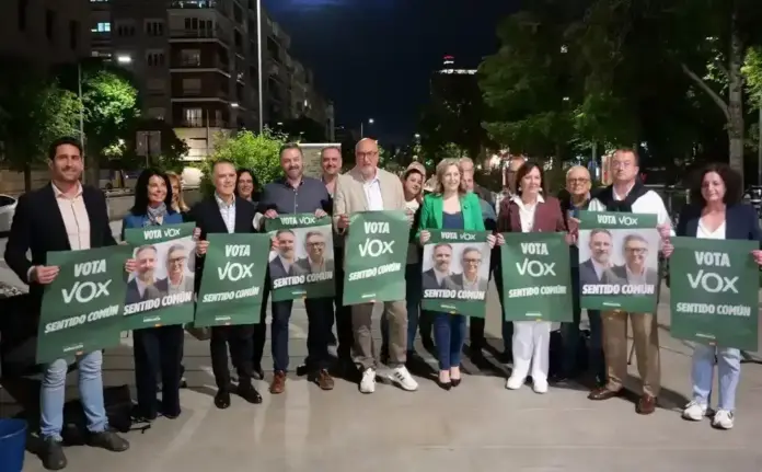 FOTOGRAFÍA. GRANADA (ANDALUCÍA) ESPAÑA, 30 DE ABRIL DE 2026. Beatriz Sánchez Agustino: "Vamos a defender a los granadinos y a devolver a Granada al lugar que le corresponde". La candidata de VOX por Granada al Parlamento de Andalucía para las elecciones autonómicas del próximo domingo 17 de mayo de 2026 (17M), Beatriz Sánchez Agustino (4 d), participó hoy al tradicional acto de pegada de carteles electorales. Lasvocesdelpueblo (Ñ Pueblo)