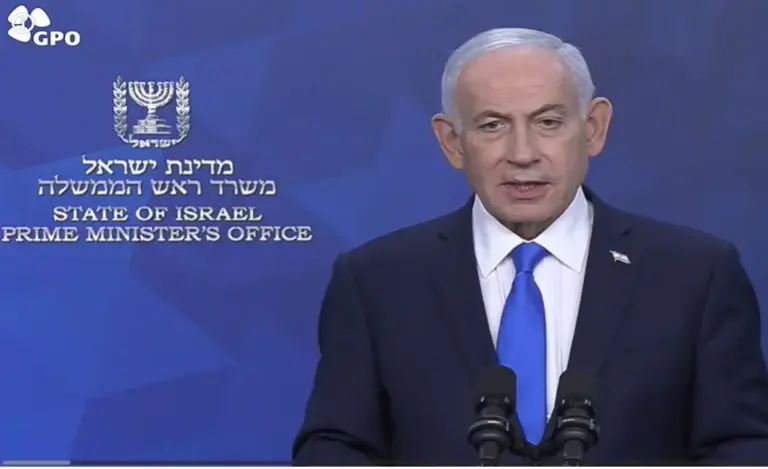 FOTOGRAFÍA. JERUSALÉN (ISRAEL), 08 DE ABRIL DE 2026. Bibi advierte a los ayatolás que Israel tiene el dedo en el gatillo. El primer ministro del Estado de Israel, "Bibi" Benjamín Netanyahu, registrado esta noche durante una declaración sobre el alto de fuego para negociar la rendición del régimen terrorista de los ayatolás ISIS. Lasvocesdelpueblo (Ñ Pueblo)