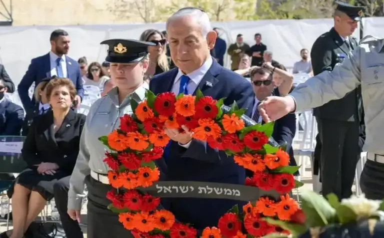 FOTOGRAFÍA. JERUSALÉN (ISRAEL), 13 DE ABRIL DE 2026. Bibi en el Yom HaShoá: Israel es más fuerte que nunca y ruge con poder. El primer ministro de Israel, "Bibi" Benjamín Netanyahu, preside este lunes en el acto de apertura del Día de Conmemoración de los mártires y héroes del Holocausto (Yom Hashoá).Israel y comunidades judías de todo el mundo conmemoran el Día de Yom HaShoá el recuerdo de los seis millones de judíos asesinados por el régimen nazi de Alemania, con Adolf Hitler al frente, y sus colaboradores durante la Segunda Guerra Mundial. Lasvocesdelpueblo (Ñ Pueblo)