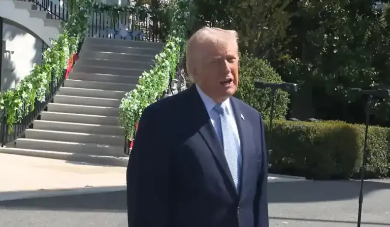 FOTOGRAFÍA. WASHINGTON (ESTADOS UNIDOS DE AMÉRICA), 06 DE ABRIL DE 2026. El presidente estadounidense, Donald John Trump; y la primera dama de United States of America (USA), Melania Trump (Melanija Knavs/Melania Knauss), participan en el evento La Búsqueda de Huevos de Pascua de la Casa Blanca de 2026 con varias decenas de niños y sus padres. Lasvocesdelpueblo (Ñ Pueblo)