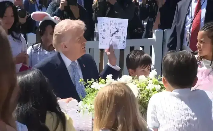 FOTOGRAFÍA. WASHINGTON (ESTADOS UNIDOS DE AMÉRICA), 06 DE ABRIL DE 2026. El presidente estadounidense, Donald John Trump; y la primera dama de United States of America (USA), Melania Trump (Melanija Knavs/Melania Knauss), participan en el evento La Búsqueda de Huevos de Pascua de la Casa Blanca de 2026 con varias decenas de niños y sus padres. Lasvocesdelpueblo (Ñ Pueblo)