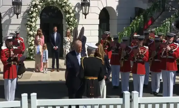FOTOGRAFÍA. WASHINGTON (ESTADOS UNIDOS DE AMÉRICA), 06 DE ABRIL DE 2026. El presidente estadounidense, Donald John Trump; y la primera dama de United States of America (USA), Melania Trump (Melanija Knavs/Melania Knauss), participan en el evento La Búsqueda de Huevos de Pascua de la Casa Blanca de 2026 con varias decenas de niños y sus padres. Lasvocesdelpueblo (Ñ Pueblo)