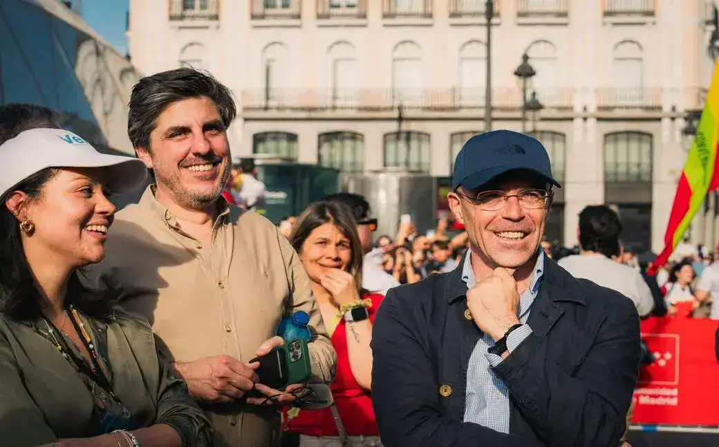 FOTOGRAFÍA. MADRID (ESPAÑA), 18 DE ABRIL DE 2026. El jefe de la Delegación de VOX en el Parlamento Europeo, Jorge Buxadé Villalba, ha participado este sábado en la concentración de venezolanos en la Puerta del Sol en apoyo a la Premio Nobel de la Paz 2025, líder del partido patriota de Venezuela Vente Venezuela (VV) y líder opositora venezolana, María Corina Machado Parisca, junto al eurodiputado y director de la Fundación Disenso, Jorge Martín Frías; el diputado en el Congreso de los Diputados, Alberto Rodríguez y la diputada de VOX en la Asamblea de Madrid, Ana María Cuartero Lorenzo (Ana Cuartero). Lasvocesdelpueblo (Ñ Pueblo)